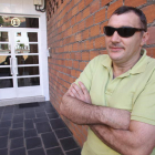 El minero Eduardo González, ayer a la puerta de su casa en Torre tras dejar el encierro.