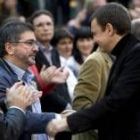 Zapatero saluda a uno de los supuestos negociadores durante el proceso de paz, Jesús Eguiguren