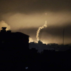Las bengalas del ejército israelí iluminan el cielo sobre el norte de Gaza, ayer. EFE / EPA / MOHAMMED SABER