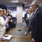 Tejerina y Marcos conversan con el presidente de Ferduero y del Páramo Alto. NACHO GALLEGO / EFE