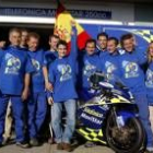 Pedrosa posa con su equipo Telefónica MoviStar tras la prueba