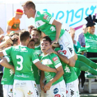 Los jugadores maragatos celebran el gol materializado por Marcos que abría el camino de la permanencia.