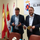 Alonso y Courel en la presentación del cómic para escolares. DL