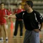 El técnico Diego Soto, dirigiendo un entrenamiento