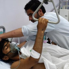 Uno de los miembros de MSF, herido tras el bombardeo, es tratado en un hospital de Kabul.