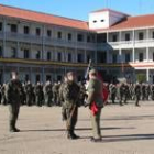 El general Buesa entrega el guión al teniente coronel Romero