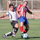 Fran, a la derecha, estrelló un balón en la madera en su debut como rojiblanco.