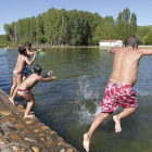 Unos bañistas a punto de zambullirse en la playa fluvial de Cimanes del Tejar. JESÚS F. SALVADORES