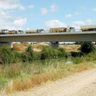 Los camiones, durante la prueba de carga que se realizó ayer en Becerril.