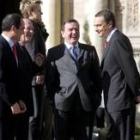 Bono, Moratinos, Schöder y Rodríguez Zapatero charlan antes de la foto con Künast detrás de ellos