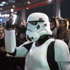 Un seguidor de la saga ‘Star Wars’ disfrazado de ‘stormtrooper’