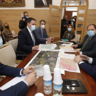 El encuentro institucional tuvo lugar ayer en el Ayuntamiento de La Bañeza. RAMIRO