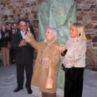 Juan José Alonso Perandones, Castorina de Francisco e Isabel Carrasco ante el Monumento al Cofrade