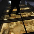 Acristalamiento que permite contemplar los restos de un barracón de la Legio VI y un almacén de la Legio VII.
