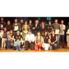 Los artistas premiados, el jurado y los organizadores del certamen posan al finalizar la gala de clausura.