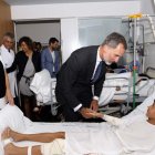 Los reyes en el Hospital del Mar donde visitaron a los heridos ingresados. QUIQUE GARCÍA