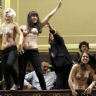 Las activistas de Femen en el momento de quedar con sus pechos al descubierto.