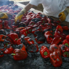 Elaboración del pimiento asado, antes del embotellado, en una foto de archivo.