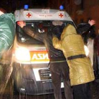 Varias personas intentando impedir el traslado en ambulancia de Eluana Englaro.