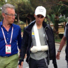 Contador, con el brazo en cabestrillo tras pasar unas pruebas radiológicas después de la caída.
