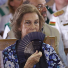 La reina Sofía se abanica durante un acto oficial.