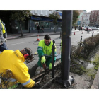 Operarios trabajan en la instalación de las vallas de la zona del boulevard.