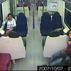 El pasajero conversa con la niña tras abandonar el agresor el tren