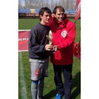 Javi, a la izquierda, recibe el trofeo al mejor meta de Martín Vázquez