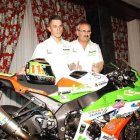 Isaac junto a su padre y la Kawasaki con la que ha sido subcampeón.