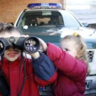 Una niña juega en la última jornada de puertas abiertas del cuartel