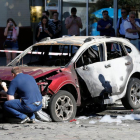 Agentes inspeccionan el coche en el que viajaba el periodista Pavel Sheremet, este miércoles en Kiev.