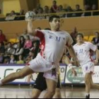 Héctor Castresana intenta ejecutar un lanzamiento en un partido de la temporada pasada con Ademar