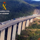 Retenciones en la A-6 provocadas por el vuelco del camión accidentado.