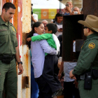 Un hombre abraza a un niño en la frontera con México en California, el pasado 19 de noviembre.