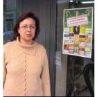 La presidenta, María Jesús Álvarez, junto a un cartel de la campaña