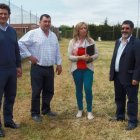 El alcalde, con Almuzara, Sánchez y Mitadiel, supervisaron la ampliación de las piscinas.