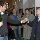 Rubalcaba toma sidra, acompañado del candidato socialista en Asturias, Javier Fernández.
