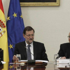 Rajoy, junto a la vicepresidenta Sáenz de Santamería y al ministro de Hacienda, Cristóbal Montoro.
