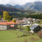 El pueblo de Lario, situado a 1.140 metros de altura y a la orilla del Esla, que discurre por el valle de Valdeburón, está rodeado de montañas y cimas emblemáticas de los Picos de Europa, como Burín, Mampodre o Peña Ten. Además de la exuberante naturaleza