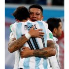 Messi y Rojo se abrazan tras el gol