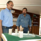 Soto (izquierda) recibe la maqueta del monumento.