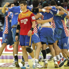 Los croatas celebran su victoria ante España en el partido por el bronce del Europeo ante la tristeza de Aginagalde.