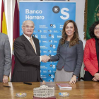 Pedro Rodríguez y Francisco Morán, por el Colegio, con Cristina Santos y Rosa Ana López, del Banco Herrero, en la firma.