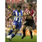 Valeron disputa un balón dividido a Gurpegui en un momento de partido