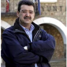 Francisco García, frente al Ayuntamiento de Sabero, que aún está en pie