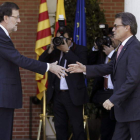 Mariano Rajoy y Artur Mas se disponen a estrechar sus manos antes de la reunión.