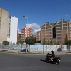 El solar del viejo cuartel está en la confluencia de la avenida de la Libertad con Camino de Santiago.