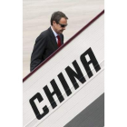 Zapatero embarca en el aeropuerto de Pekín.