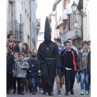 El Lambrión, acompañado por una veintena de niños en la calle del Paraisín. L .DE LA MATA