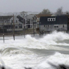 Casas amenazadas por las olas en Peggoty Beach, Massachussets.